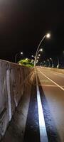 motorväg och gata lampor på natt foto