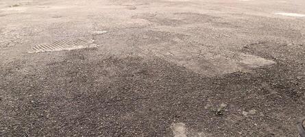asfalt väg med ojämn textur foto