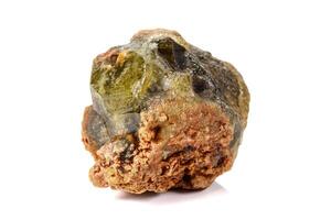 makro sten grovt mineral på vit bakgrund foto