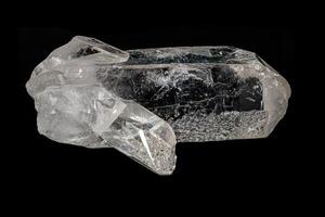 makro mineral sten strass, sten kristall på en svart bakgrund foto