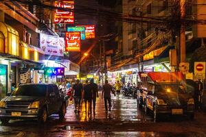 pattaya chon buri thailand 2018 pattaya gående gata natt liv på natt i pattaya thailand. foto