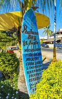 puerto escondido oaxaca mexico 2023 reklam tecken på surfingbräda surfa styrelse i puerto escondido Mexiko. foto