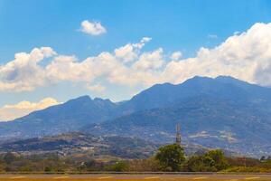 bana flygplats stad bergen panorama se från flygplan costa rica. foto