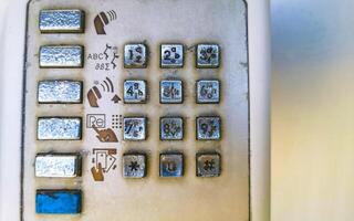 gammal telefon låda med telefonlur och knappsats puerto escondido Mexiko. foto