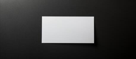 en ark av vit papper på en svart bakgrund. foto