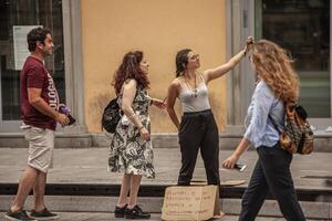 bologna Italien 17 juni 2020 grabbar ta en selfie i de stad foto