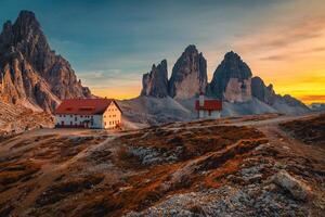 majestätisk Tre cime di lavaredo toppar på solnedgång, dolomiterna, Italien foto