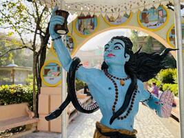 staty av herre shiva spelar instrument foto
