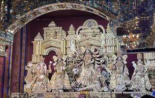 gudinna durga puja festival på natt skott under färgad ljus ultra bred bild foto