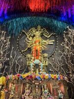 gudinna durga puja festival på natt skott under färgad ljus ultra bred bild foto