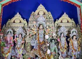 gudinna durga puja dekorerad pandal. största religiös festival av hindu dharma foto