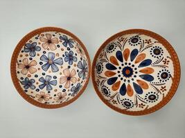 isolerat vit vackert tillverkad keramisk skålar med unik blommig konstverk foto