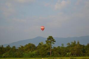 se av en varm luft ballong över de ris fält foto