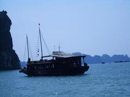 en fartyg cruising halongbay i dag Turné foto