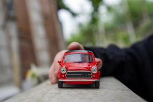 en närbild bild av en retro röd leksak bil foto