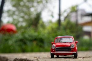 en närbild bild av en retro röd leksak bil foto