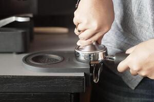 midsection av Barista framställning kaffe drycker foto