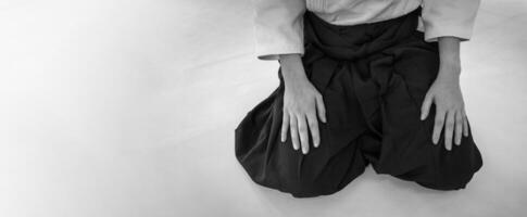 kvinna praktiserande aikido i en dojo bakgrund. foto