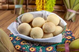 brasilianskt mellanmål, traditionellt ostbröd foto