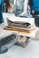 lugg av Begagnade låda kartong papper placerad på skalor för försäljning till de Säljare foto
