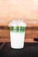 iced matcha grön te latte med mjölk lager i glas foto