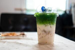 iced matcha grön te latte med mjölk lager i glas foto