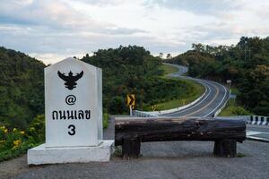 de väg är liknande till de siffra 3, detta väg är byggd på en fjäll, över de skog i nan provins av thailand. foto