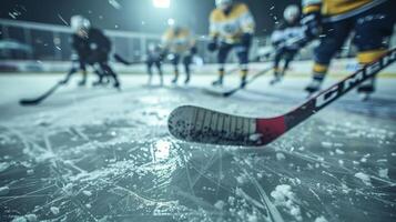 närbild av hockey pinne på is med spelare i bakgrund. foto