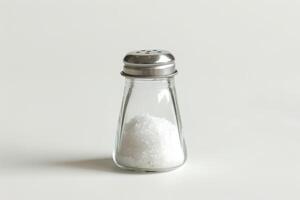 salt shaker med grov korn en vit bakgrund foto