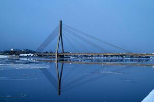 kabelstag bro i riga i vinter- foto