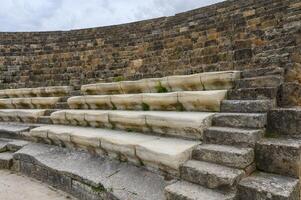 salamis, cypern - april 16, 2024 amfiteater i ett gammal förstörd stad, rekonstruktion, restaurering 1 foto