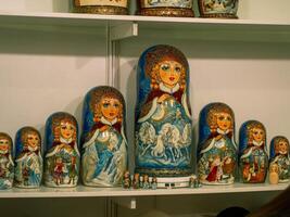 olika skön matryoshka dockor för försäljning på de hylla i en souvenir affär foto