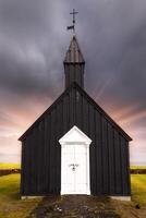 de känd svart kyrka av budir i island foto