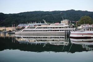 skön hamn och fartyg på bregenz, österrike foto