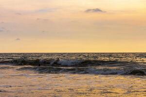 vackert landskap panorama starka vågor bentota beach på sri lanka. foto