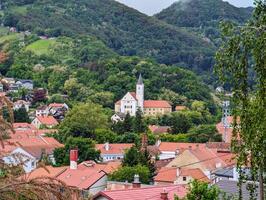 franciskan kloster och helgon catherines kyrka omgiven förbi skog på krapina, kroatien , grevskap hrvatsko zagorje foto