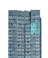 hög villa lägenhet komplex i modern urban stad. lång bostads- torn med vit Fasad. foto