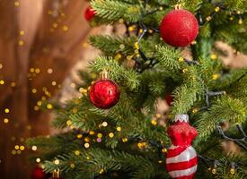 jul träd med boll ornament. Semester dekor för jul, vinter- design. ny år glad ljus med foto