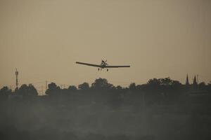 luft traktor vid-802 brand stridande flygplan sätter ut en skog brand foto