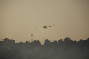 luft traktor vid-802 brand stridande flygplan sätter ut en skog brand foto
