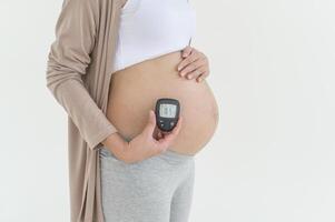 gravid kvinna kontroll blod socker nivå förbi använder sig av digital glukos meter, hälsa vård, medicin, diabetes, glykemi begrepp foto