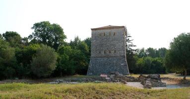 ruiner av de bra basilika i butrint nationell parkera, butrotum, albanien. triconch palats på butrint liv och död av ett gammal roman hus historisk medeltida venetian torn omgiven foto