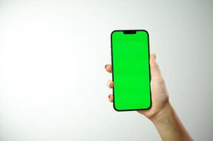 grön skärm Chromakey kvinna hand håll smartphone med vit skärm isolerat på vit bakgrund begrepp cell telefon i hand med vit bakgrund lätt modifiering foto