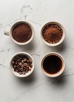 tre små skålar fylld med annorlunda typer av kaffe foto
