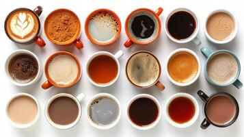 blandad kaffe koppar på tabell foto
