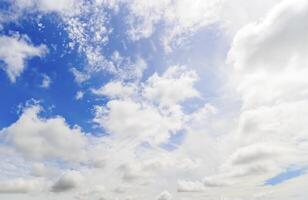 azurblå himmel med fluffig moln foto