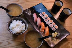 miso soppa är en traditionell japansk soppa tillverkad först och främst av miso klistra, dashi buljong, och ytterligare Ingredienser sådan som grönsaker, tång, och tofu foto