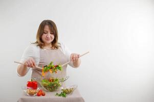 glad kvinna diet friska mat vegetarianism livsstil Produkter grön sallad med tomater och färsk grönsaker isolerat på vit bakgrund friska vegetabiliska sallad av färsk tomat, gurka, foto