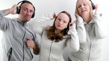 Bra positiv-psykologisk relationer i de familj godkännande Tonårs flicka dans på en vit bakgrund i hörlurar de flicka visar de rörelse av de föräldrar höja deras tummen upp de tycka om foto