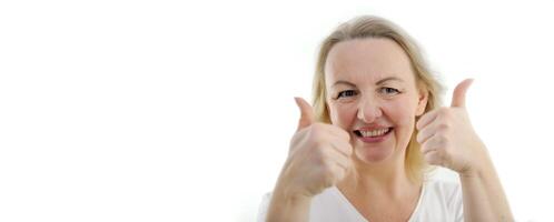 baner bild av europeisk amerikan företag kvinna leende, pekande som visar tumme upp, rekommenderar produkt, Häftigt super berömma, stående på vit bakgrund reklam Plats för text närbild foto